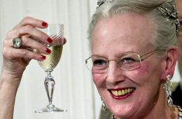 Dronning Margrethe med vinglas