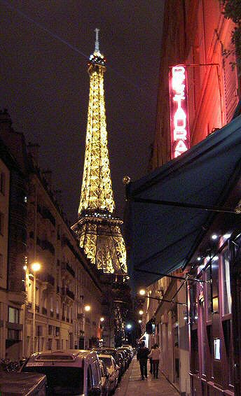 Eiffeltårnet set fra Au Bon Accueil i Paris