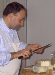 Giuseppe Castagna skærer ost